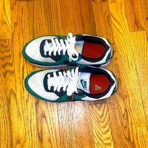 Nike a good shoe in fair condition, green and orange